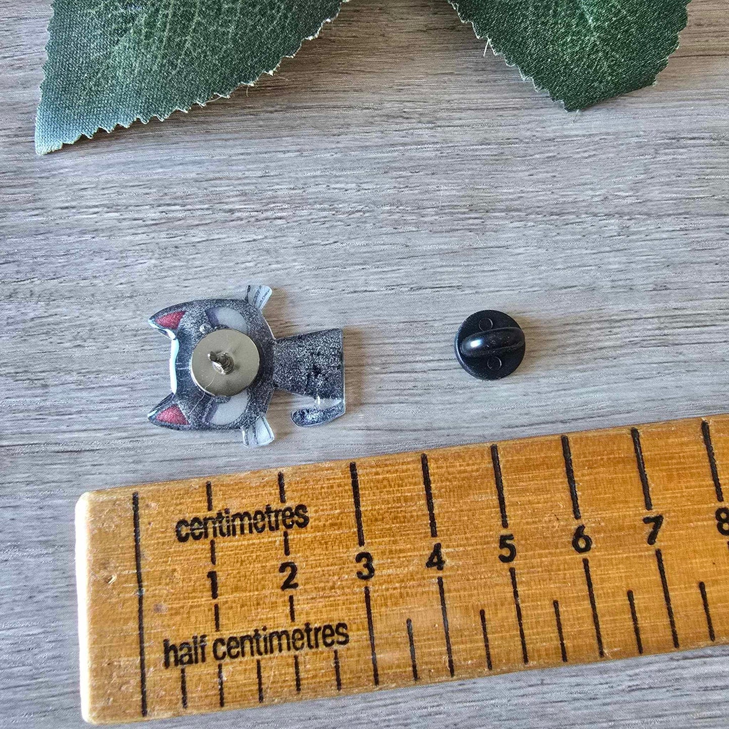 Angry cat pin