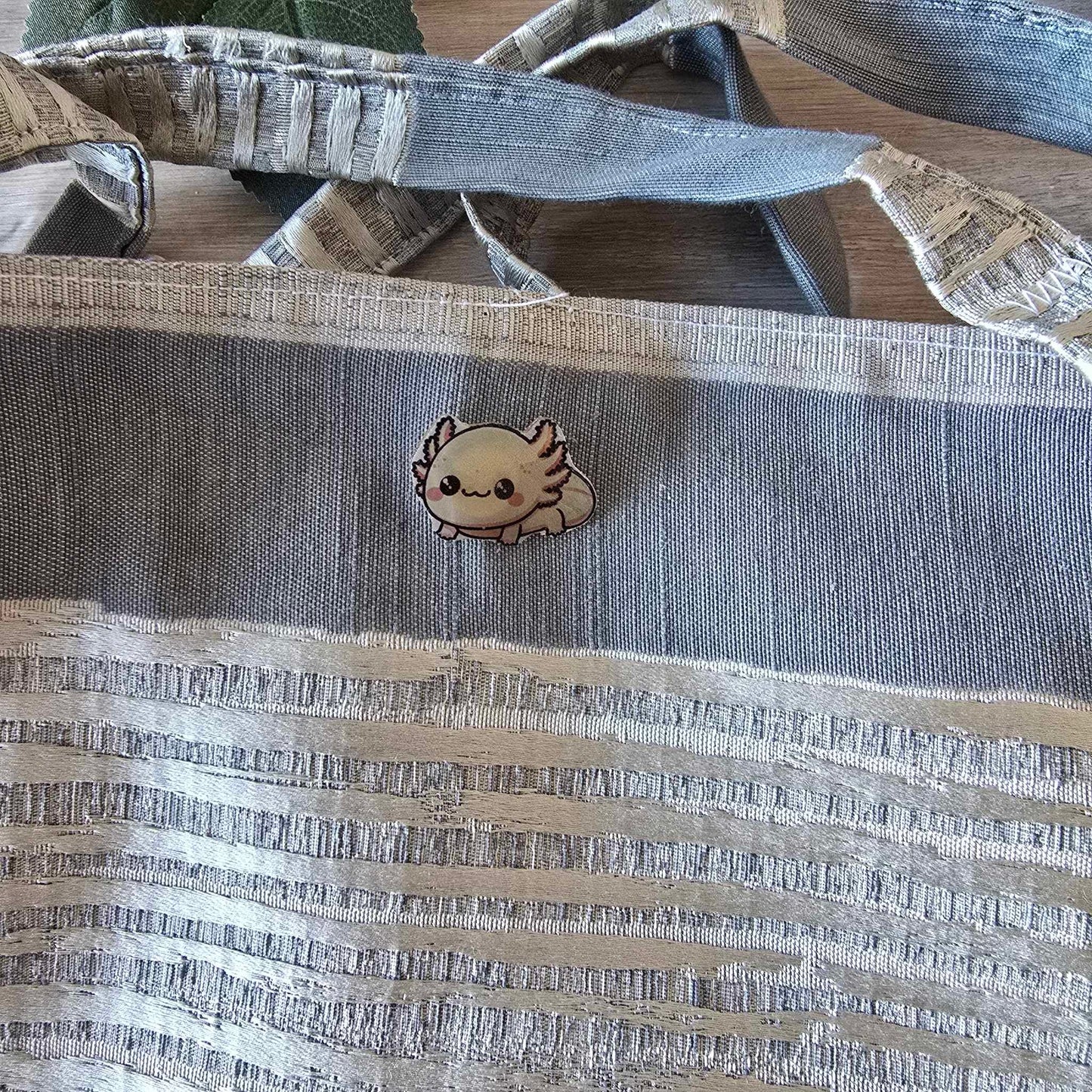 Axolotl pin - cream