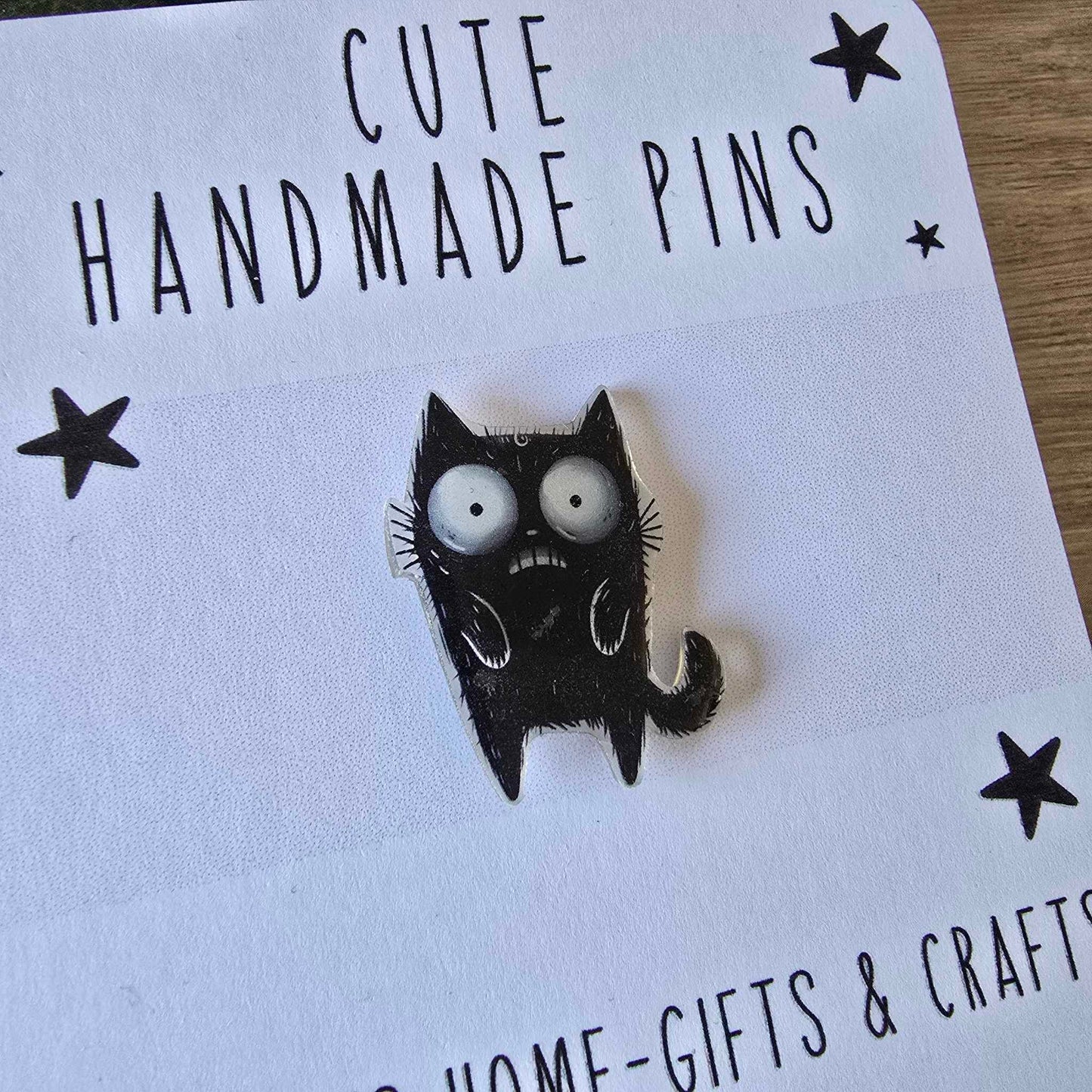 Scared cat pin