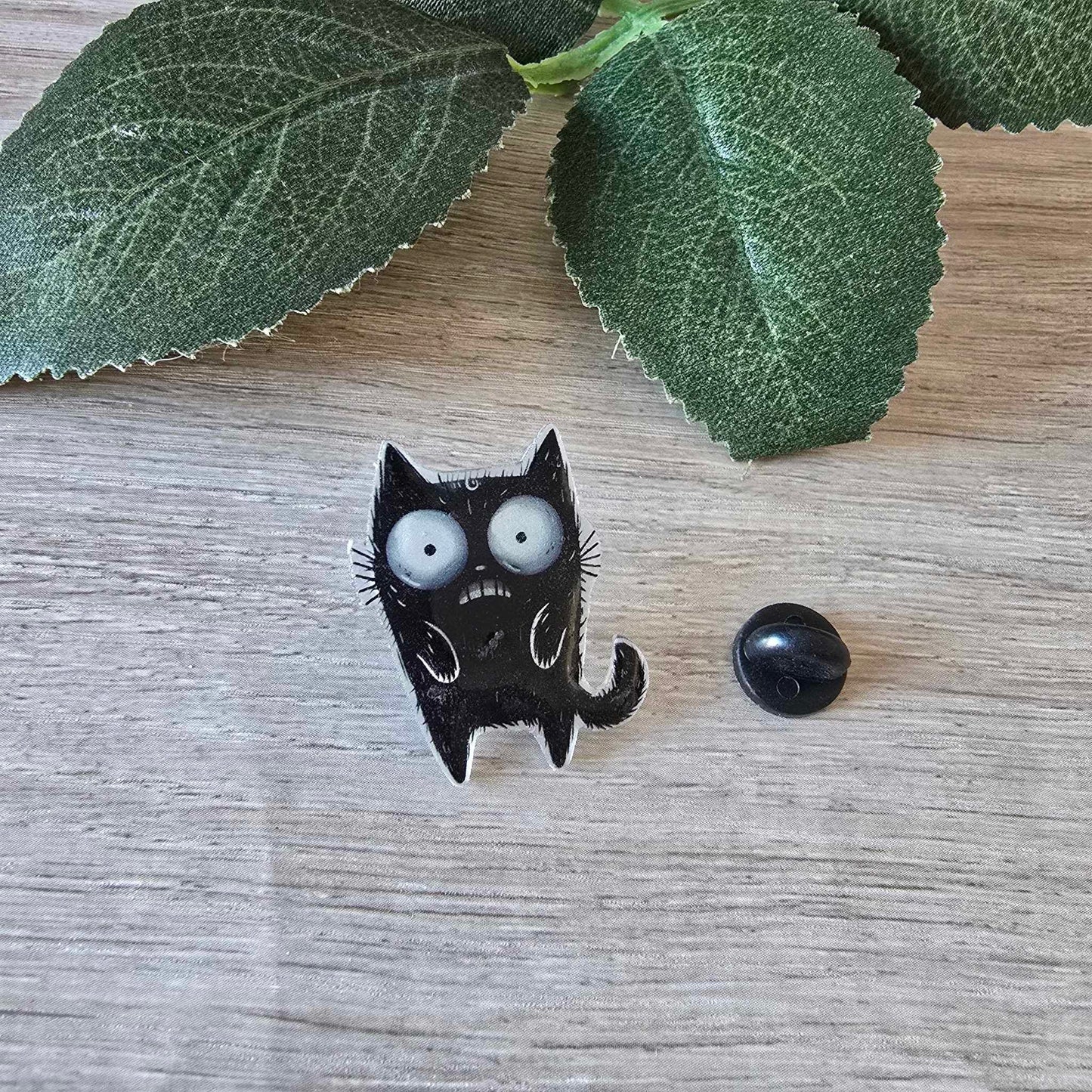 Scared cat pin